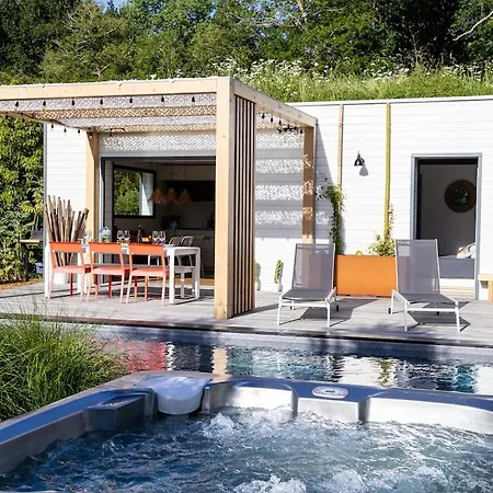 度假居 Small House With Swimming Pool And Jacuzzi *