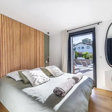 Small House With Swimming Pool And Jacuzzi 度假居 *